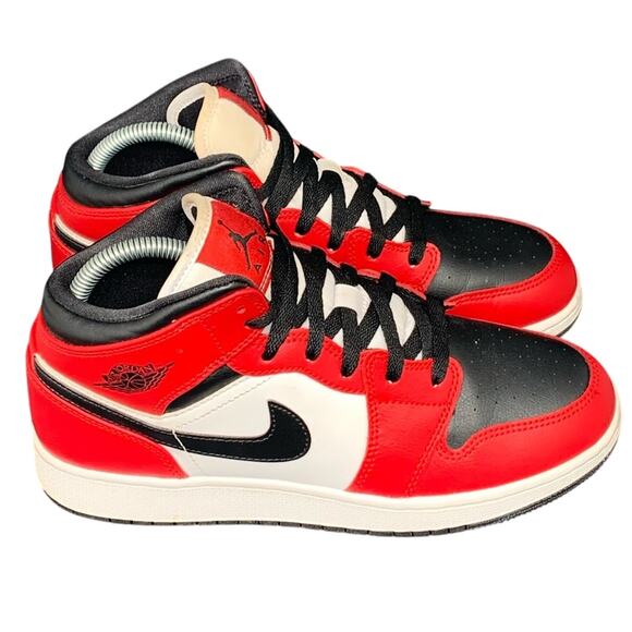 Jordan 1 Mid Chicago Black Toe Basketball Shoes 554725-069 Women’s Sz 8 - Picture 1 of 10